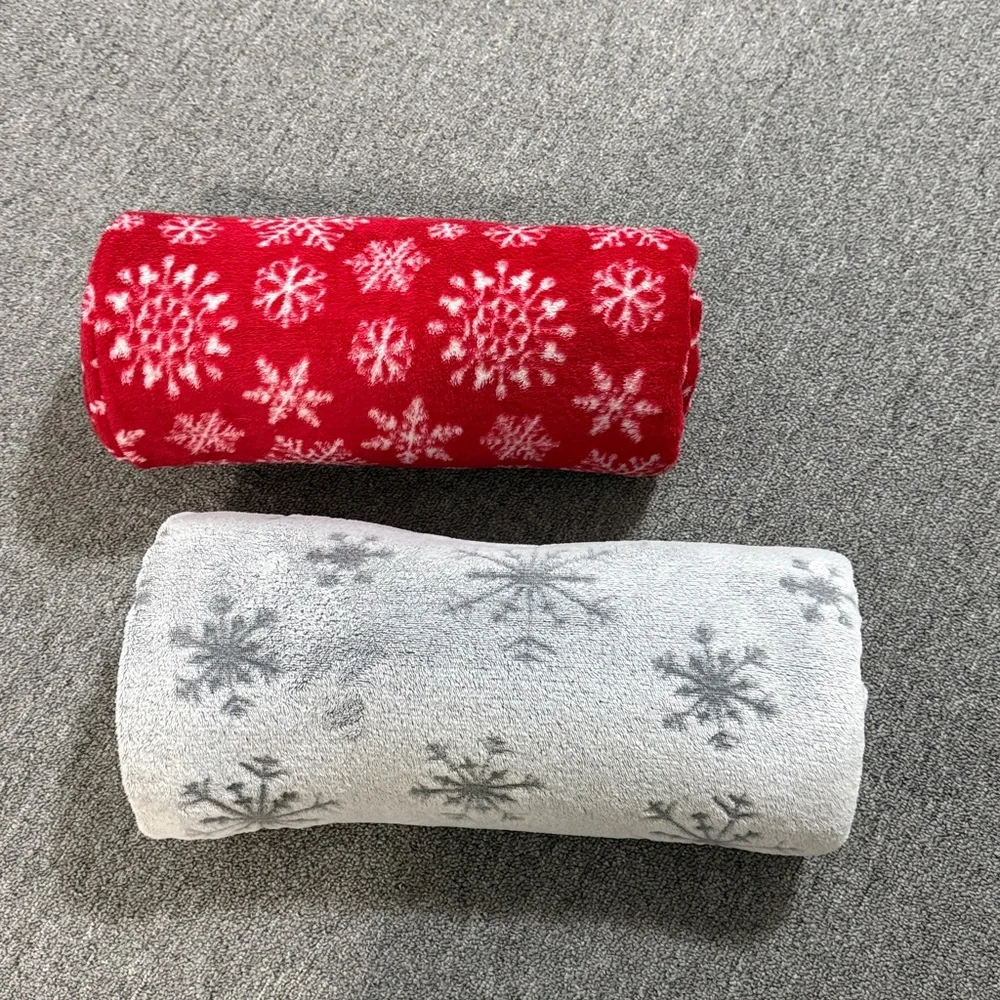 Snowflake Pattern Holiday Throw Blanket Set - Red and Gray